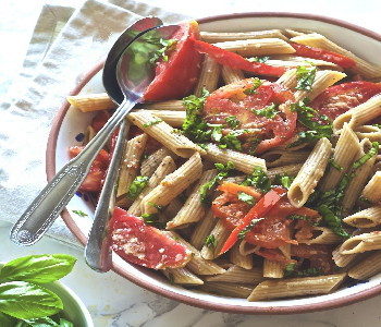 pasta fredda: aglio olio e pomodori